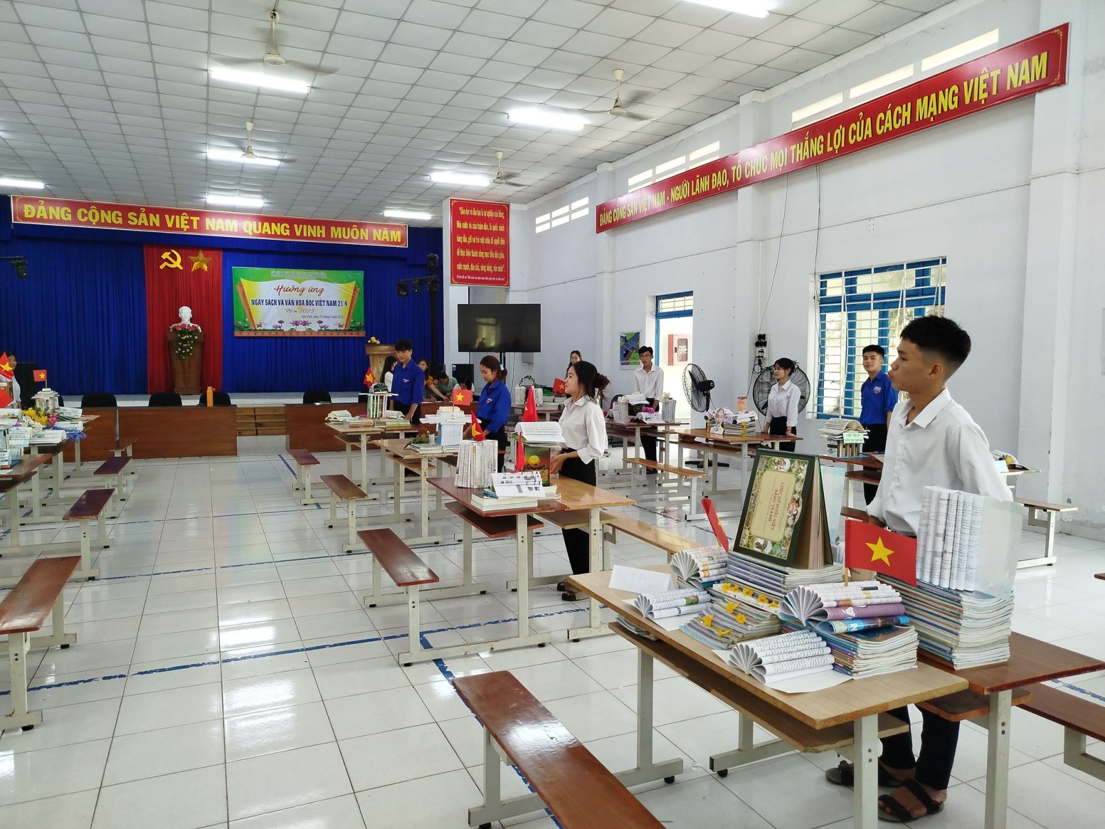 CUỘC THI XẾP SÁCH NGHỆ THUẬT NHẰM HƯỞNG ỨNG NGÀY SÁCH VÀ VĂN HÓA ĐỌC VIỆT NAM 21/4