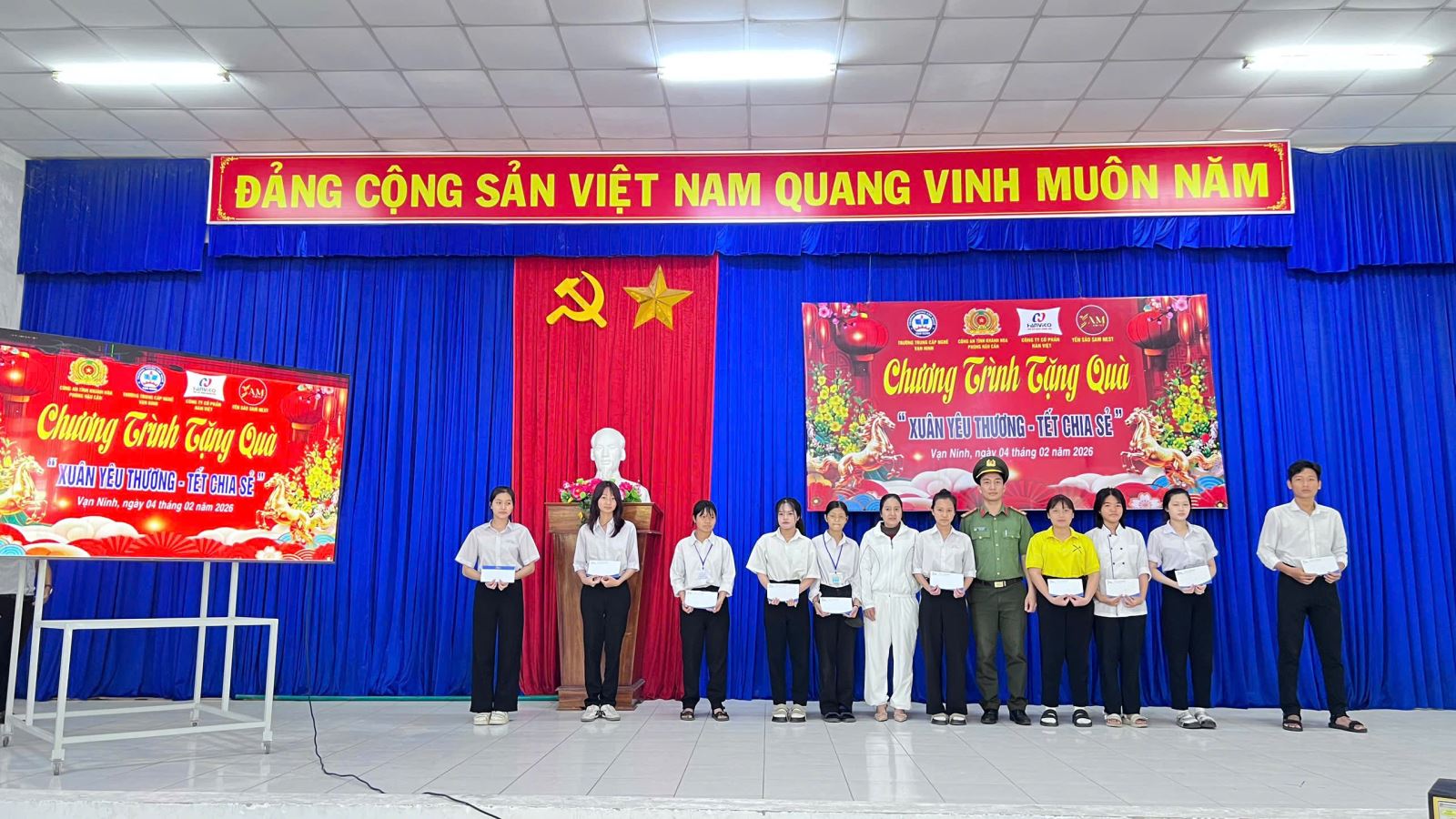 CHƯƠNG TRÌNH TẶNG QUÀ “XUÂN YÊU THƯƠNG – TẾT CHIA SẺ” TẠI TRƯỜNG TRUNG CẤP NGHỀ VẠN NINH