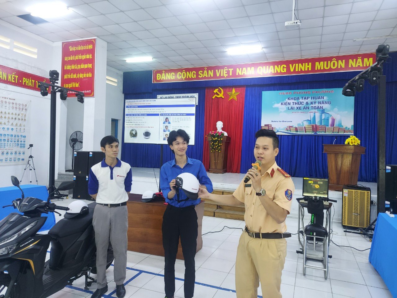 Trường Trung cấp nghề Vạn Ninh tổ chức tập huấn kiến thức và kỹ năng lái xe an toàn 