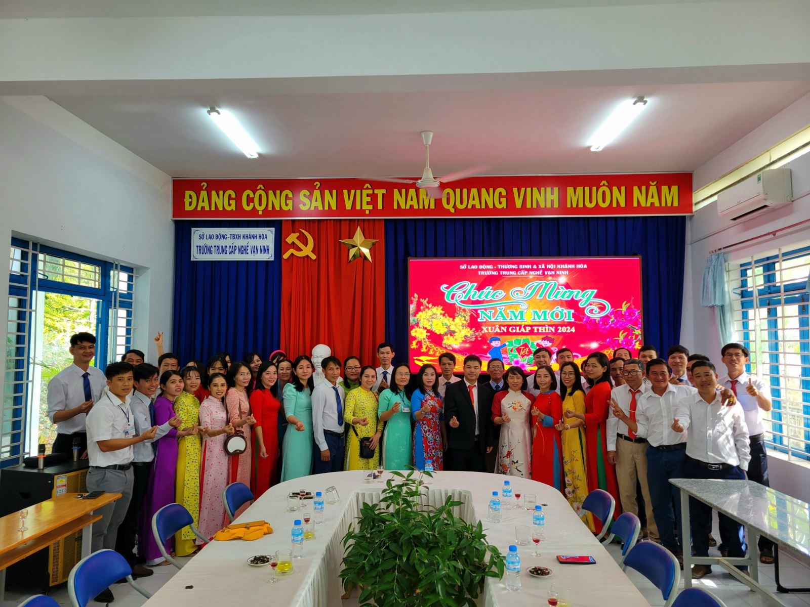 Lãnh đạo Trường Trung cấp nghề Vạn Ninh gặp mặt chúc tết viên chức, người lao động và hưởng ứng Tết trồng cây xuân Giáp thìn 2024