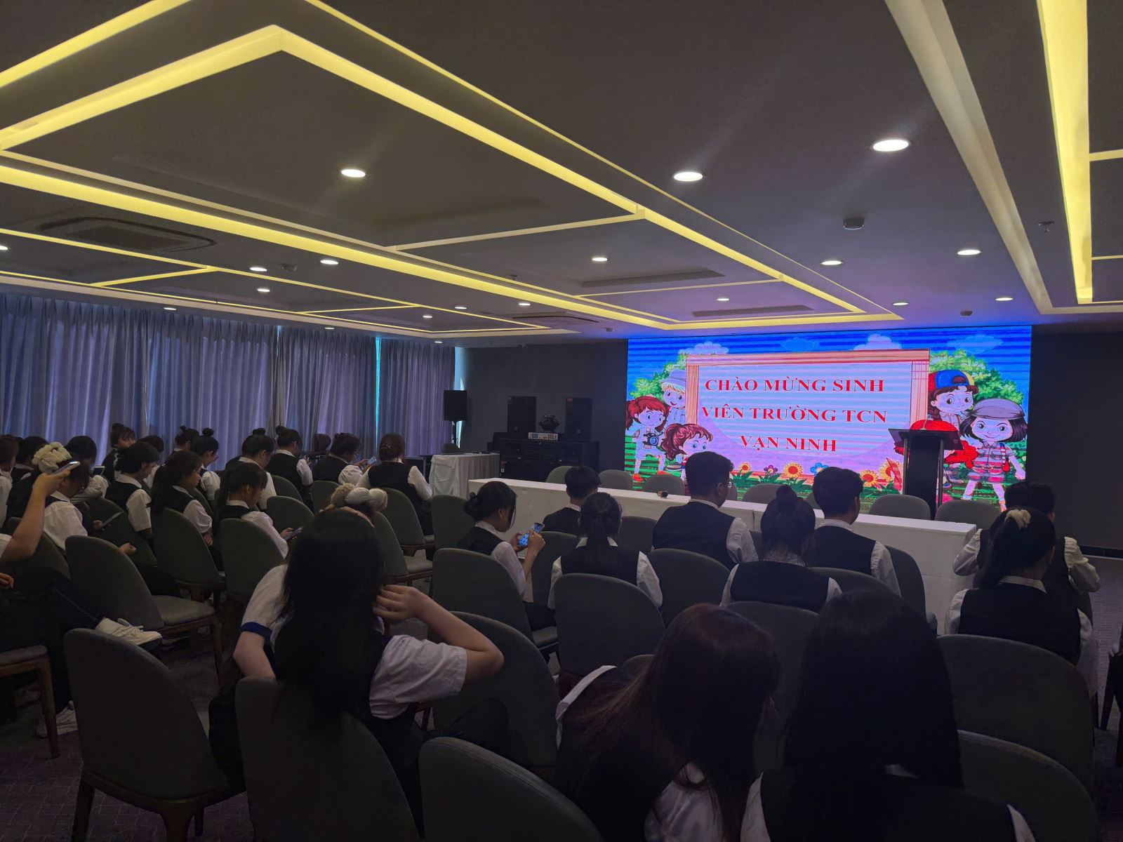 TỔ CHỨC CHO HỌC SINH THAM QUAN THỰC TẾ  TẠI KHÁCH SẠN MAJESTIC NHA TRANG